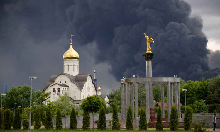 Ukraine brings the war to Moscow  as huge explosions shake refinery